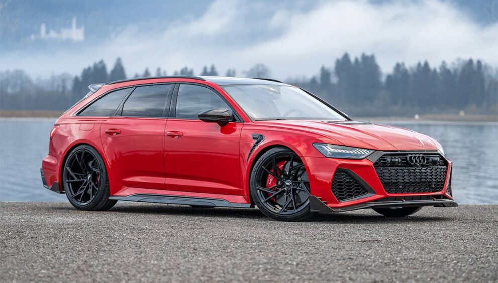 audi-rs6-avant-rot-steht-im-freien-auf-asphalt