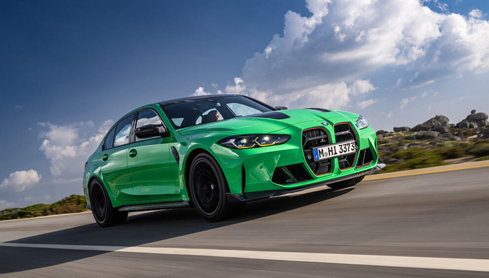 bmw-gruen-faehrt-auf-strasse