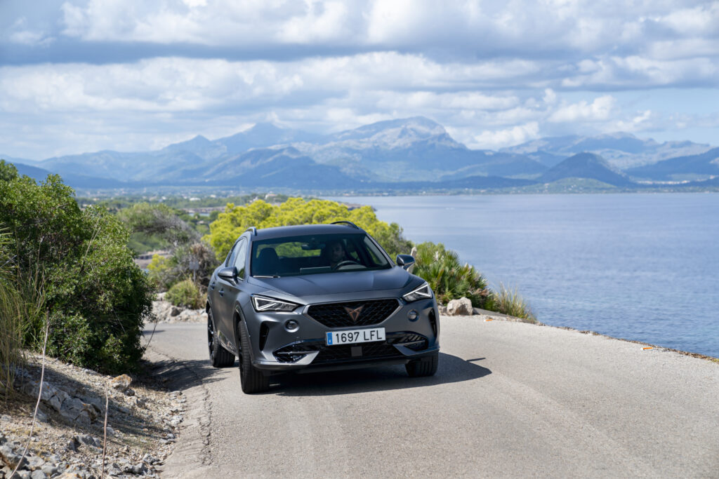 cupra-formentor-faehrt-durch-berglandschaft