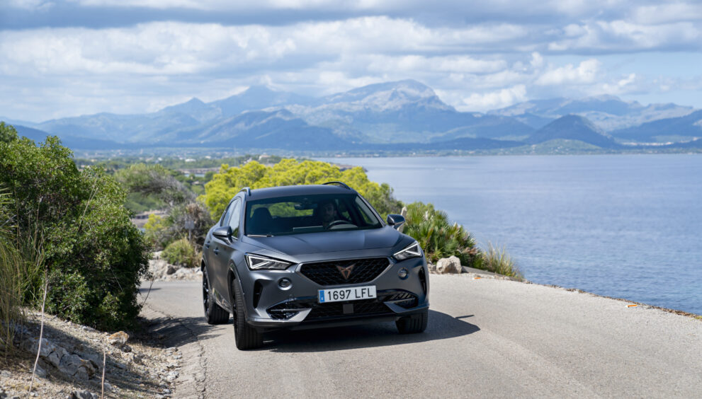 cupra-formentor-faehrt-durch-berglandschaft