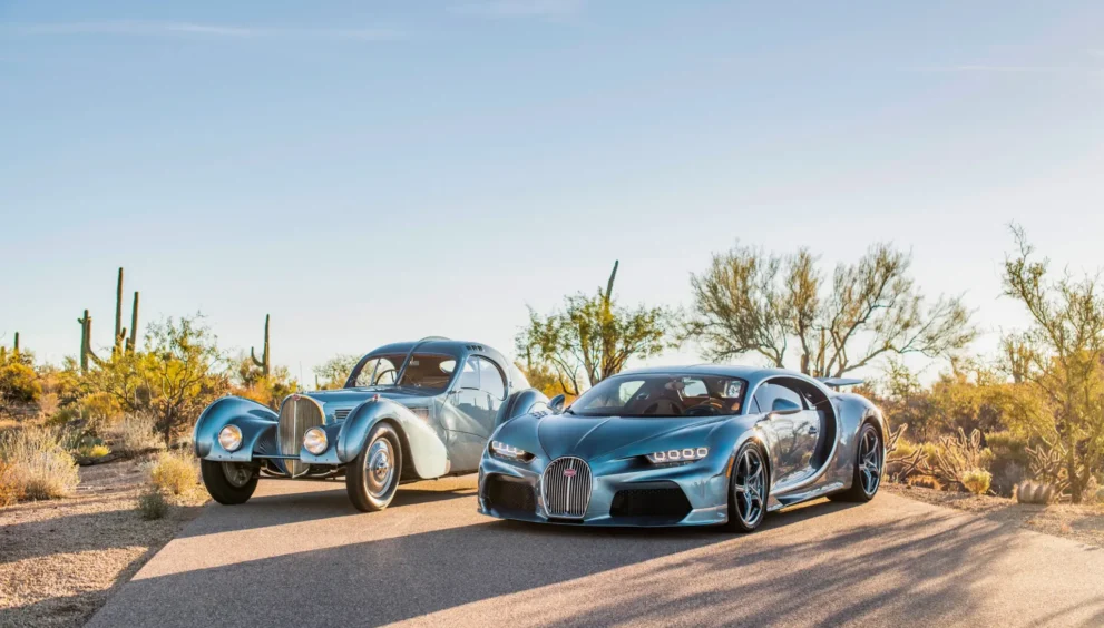 zwei-bugattis-alt-und-neu-hellblauer-himmel