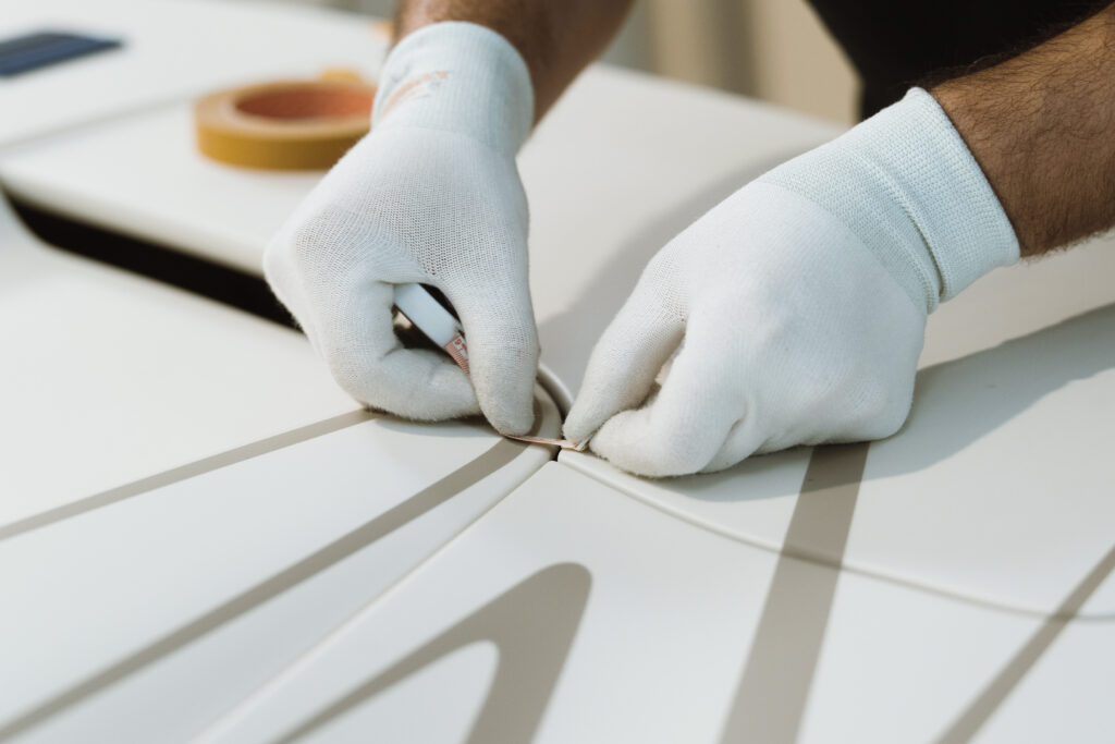 mann-mit-weissen-handschuhen-arbeitet-am-bugatti-mistral