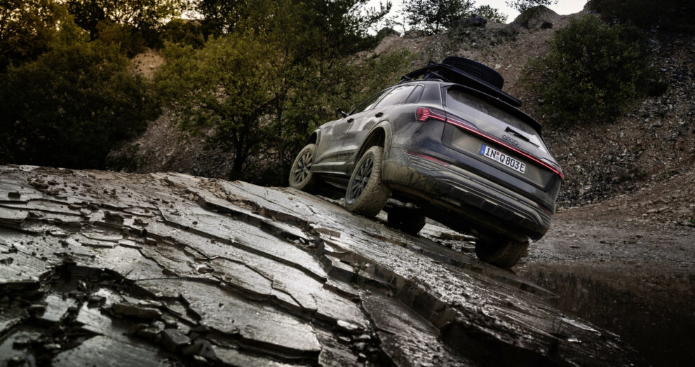 audi-q8-etron-heck-faehrt-durch-gelaende