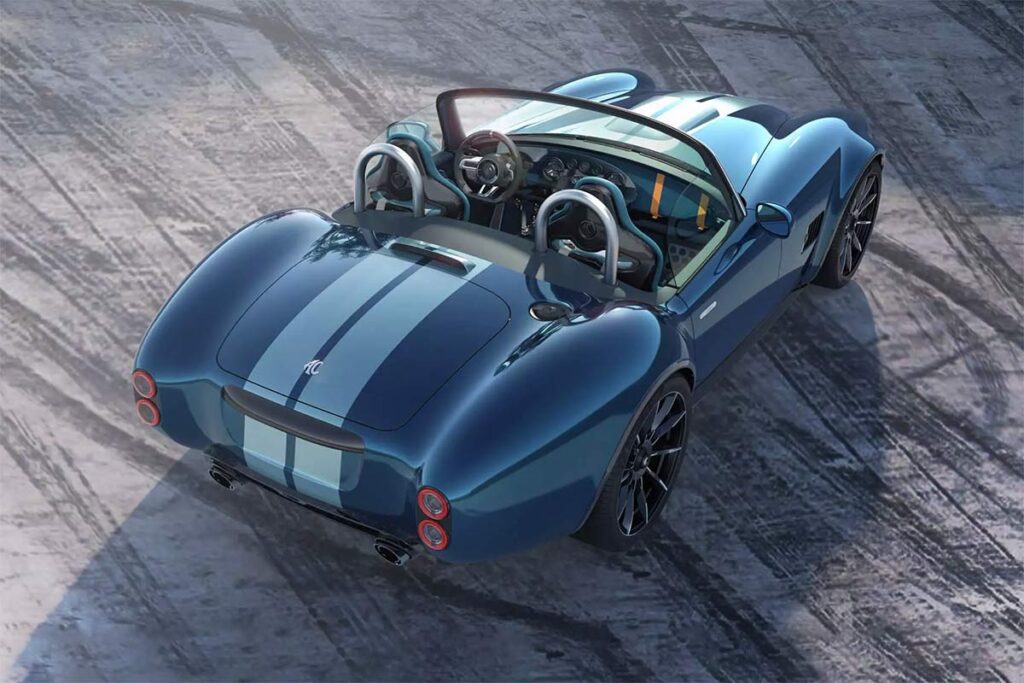 ac-cobra-blau-steht-auf-asphalt