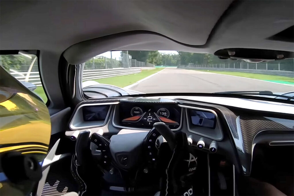 apollo-intensa-innenraum-lenkrad-mann-faehrt-auf-einer-rennstrecke