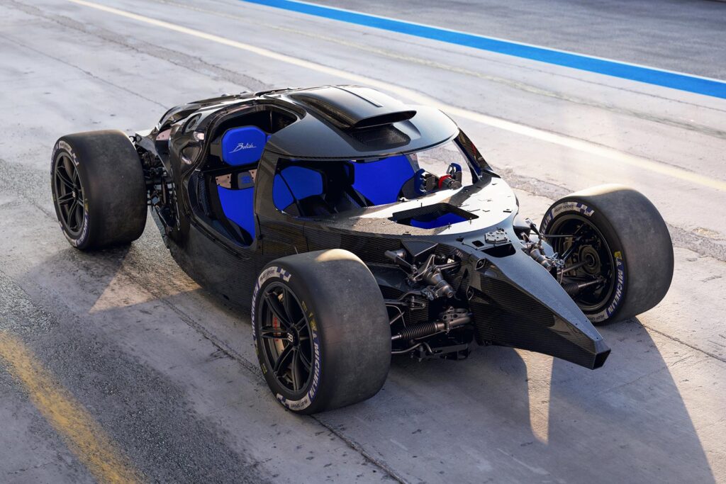 bugatti-bolide-monocoque-blaue-sitze-steht-auf-rennstrecke