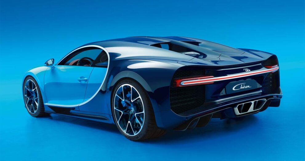 bugatti-chiron-blauer-hintergrund-heckansicht