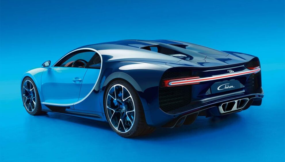 bugatti-chiron-blauer-hintergrund-heckansicht