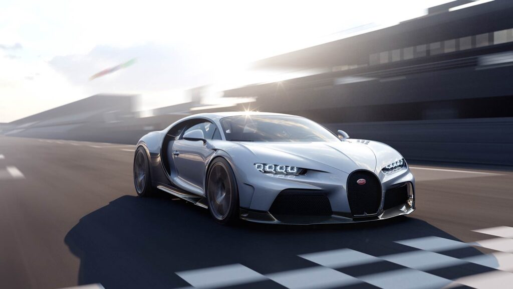 bugatti-chiron-grau-faehrt-ueber-ziellinie