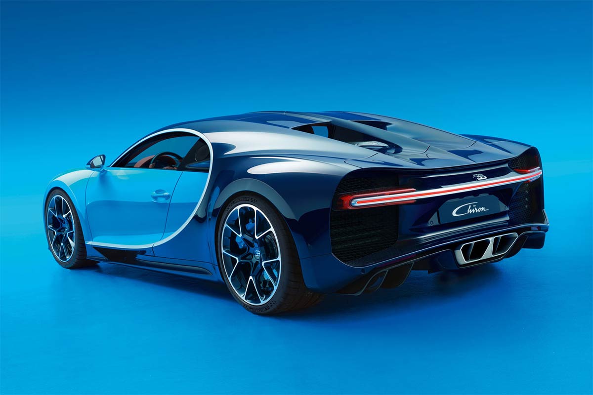 bugatti-chiron-blauer-hintergrund-heckansicht