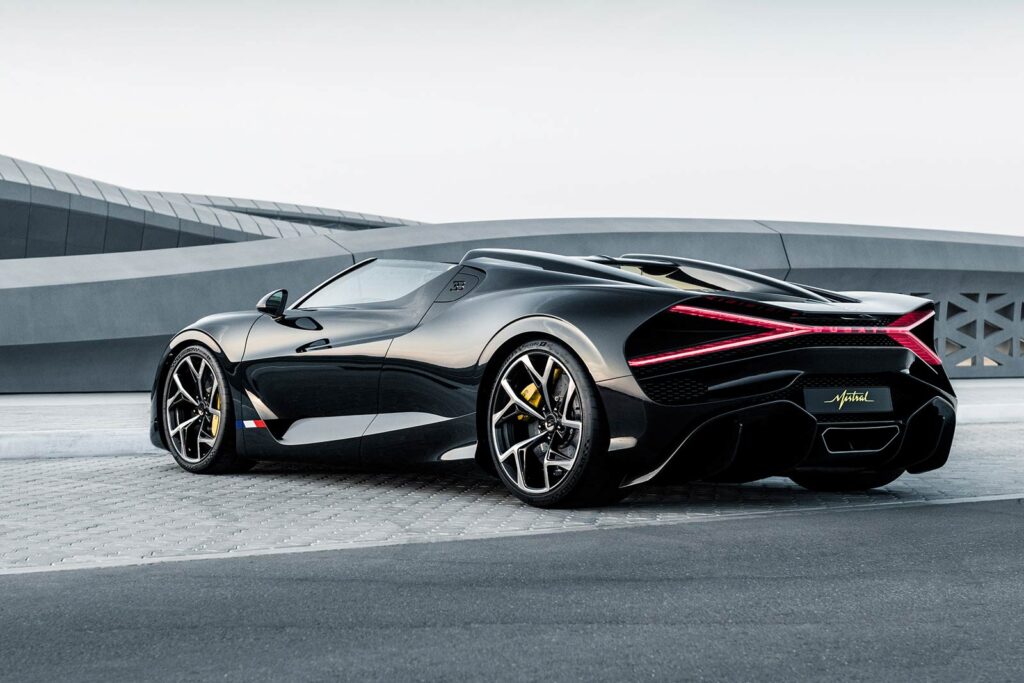 bugatti-mistral-schwarz-heckansicht-von-der-seite-steht-im-freien