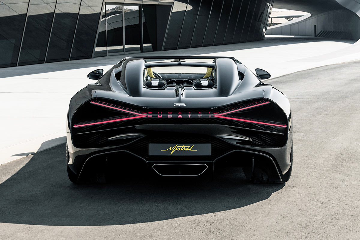bugatti-mistral-schwarz-heckansicht
