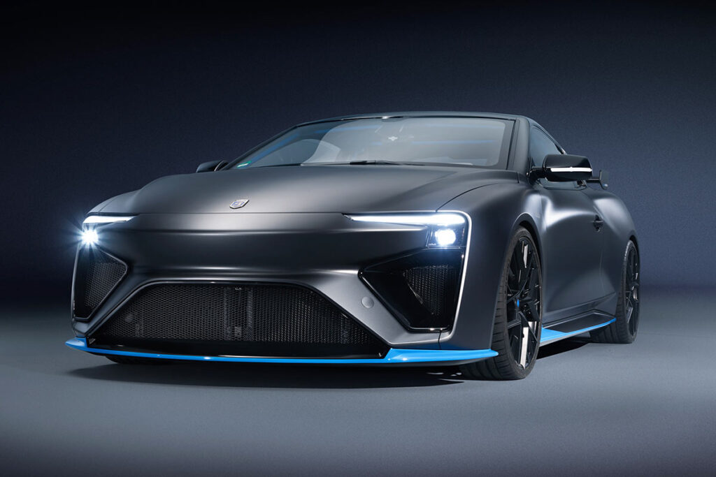 graues-auto-steht-in-showroom-sportwagen-blaue-akzente