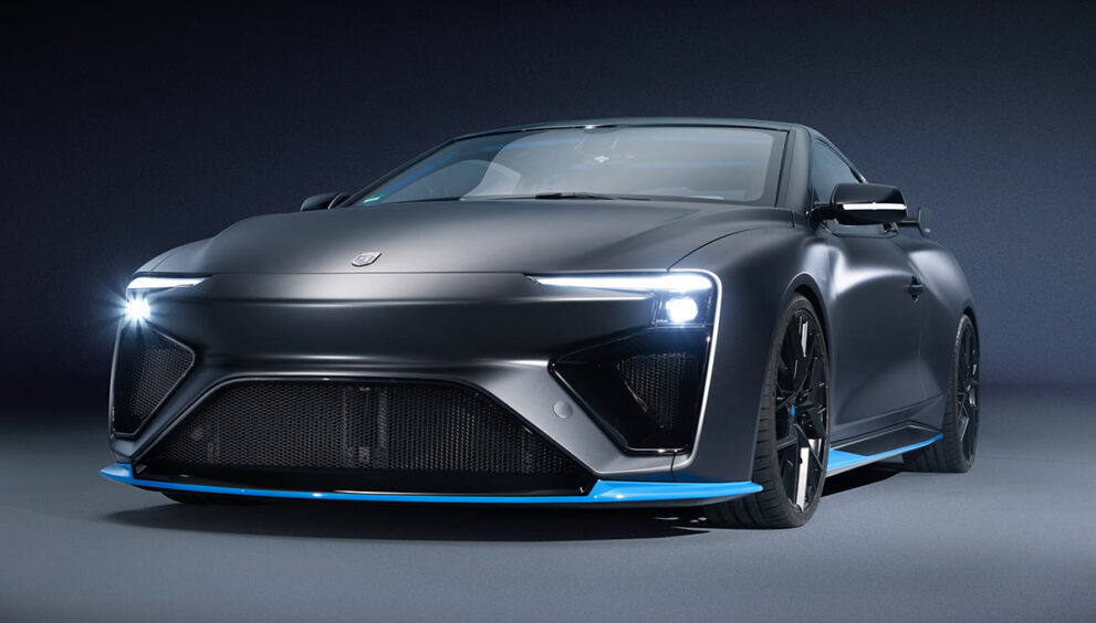 graues-auto-steht-in-showroom-sportwagen-blaue-akzente