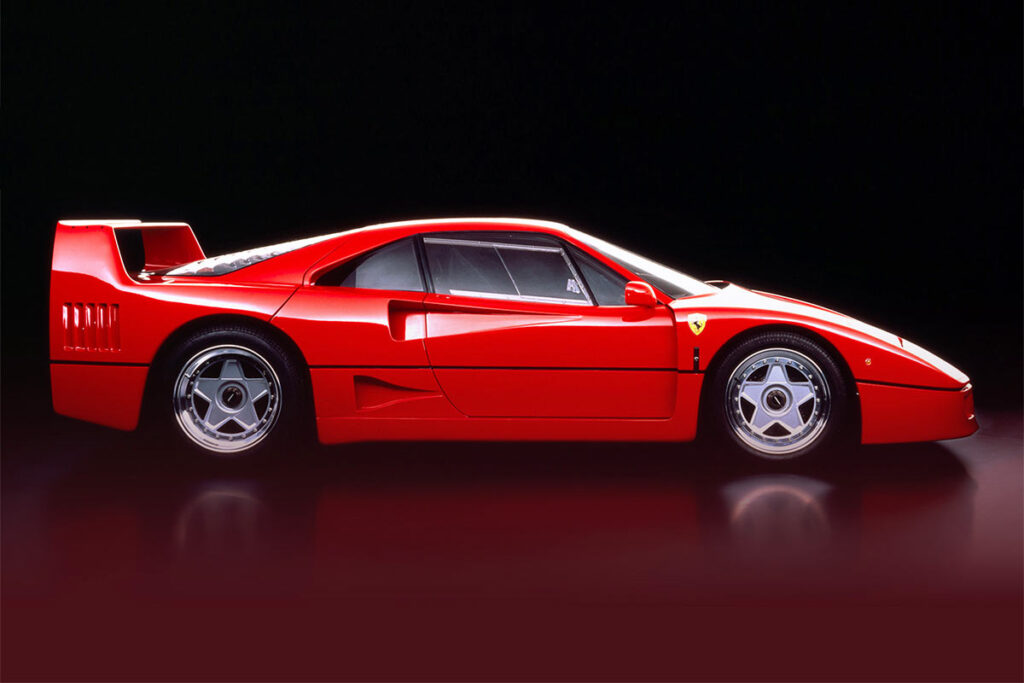 ferrari-f40-seitenansicht-rot-schwarzer-hintergrund