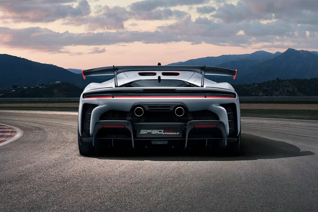 ferrari-sf90-xx-heckansicht-auf-rennstrecke
