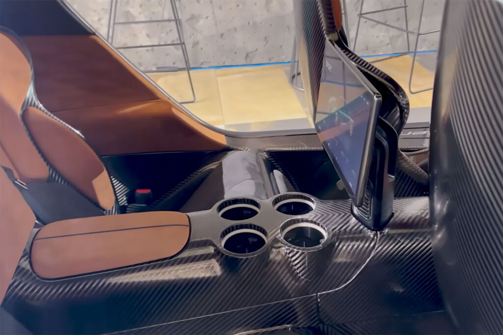 koenigsegg-gemera-innenraum-braune-sitze