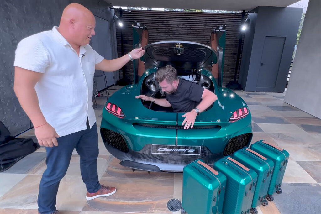 zwei-maenner-gruener-gemera-mit-koffern-auf-dem-boden