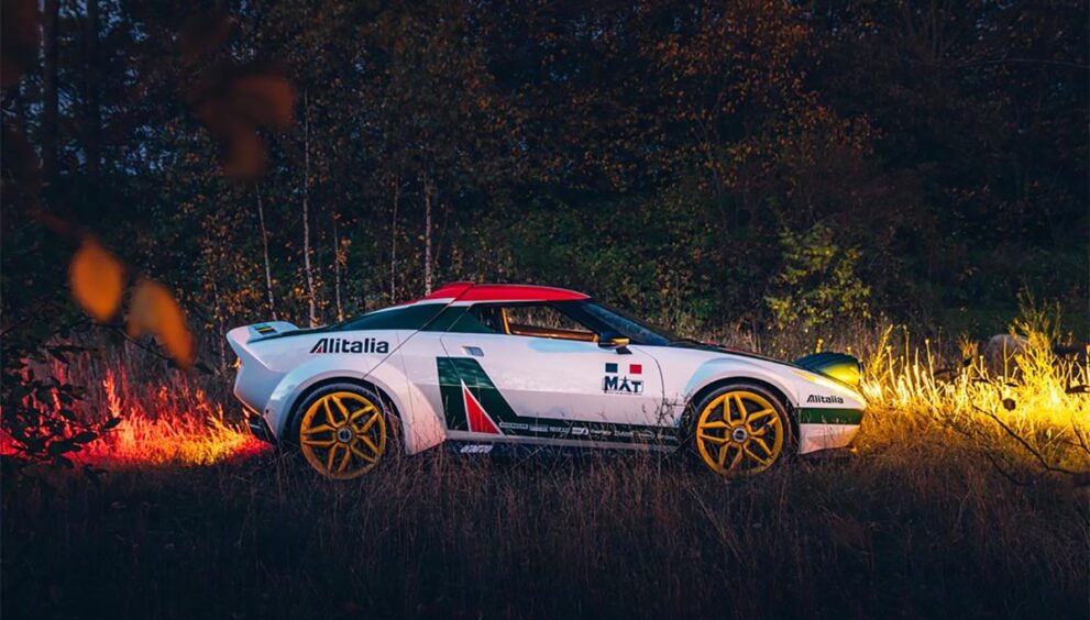 lancia-weiss-rot-restomod-bei-nacht