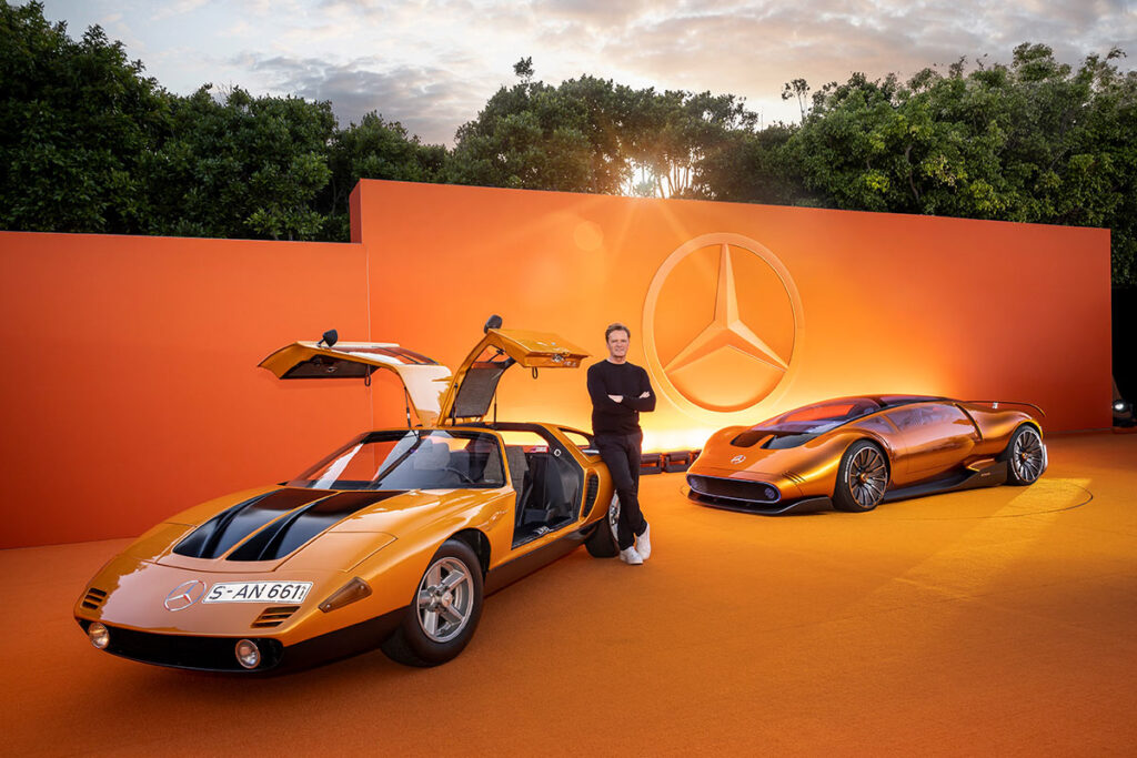 zwei-orange-mercedes-autos-mann-steht-davor