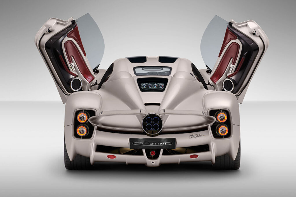 pagani-utopia-heckansicht-offene-tueren