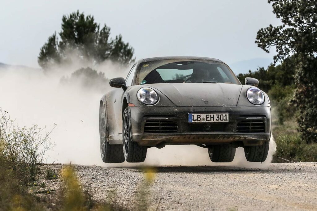 porsche-911-dakar-faehrt-durch-kies
