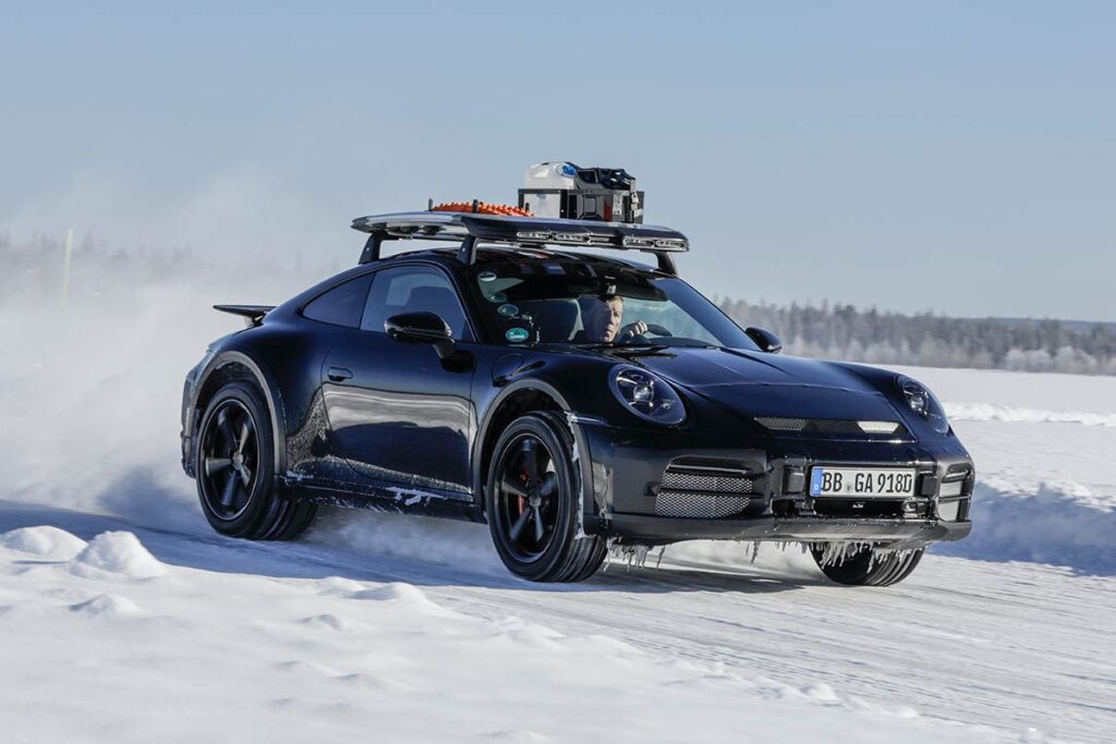 porsche-911-dakar-schwarz-faehrt-durch-schnee