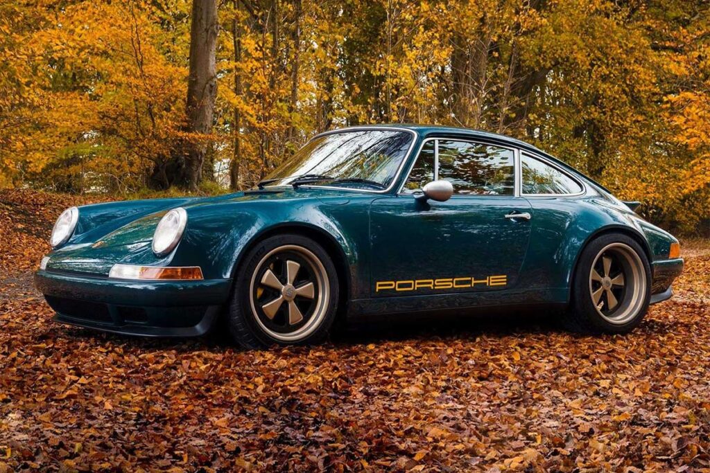 porsche-restomod-steht-im-wald-seitenansicht