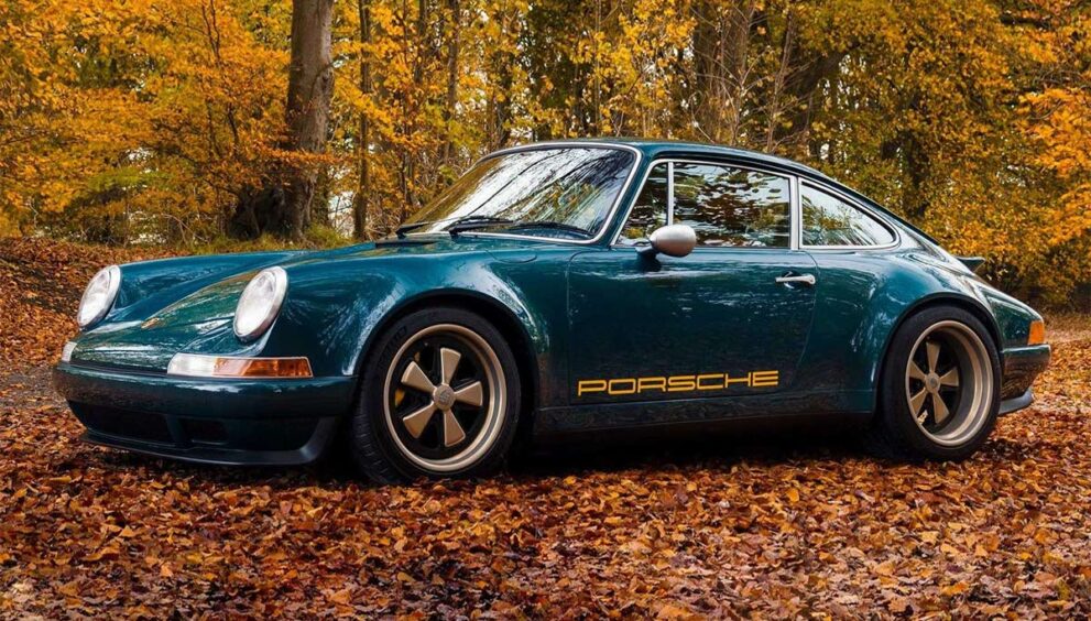 porsche-restomod-steht-im-wald-seitenansicht