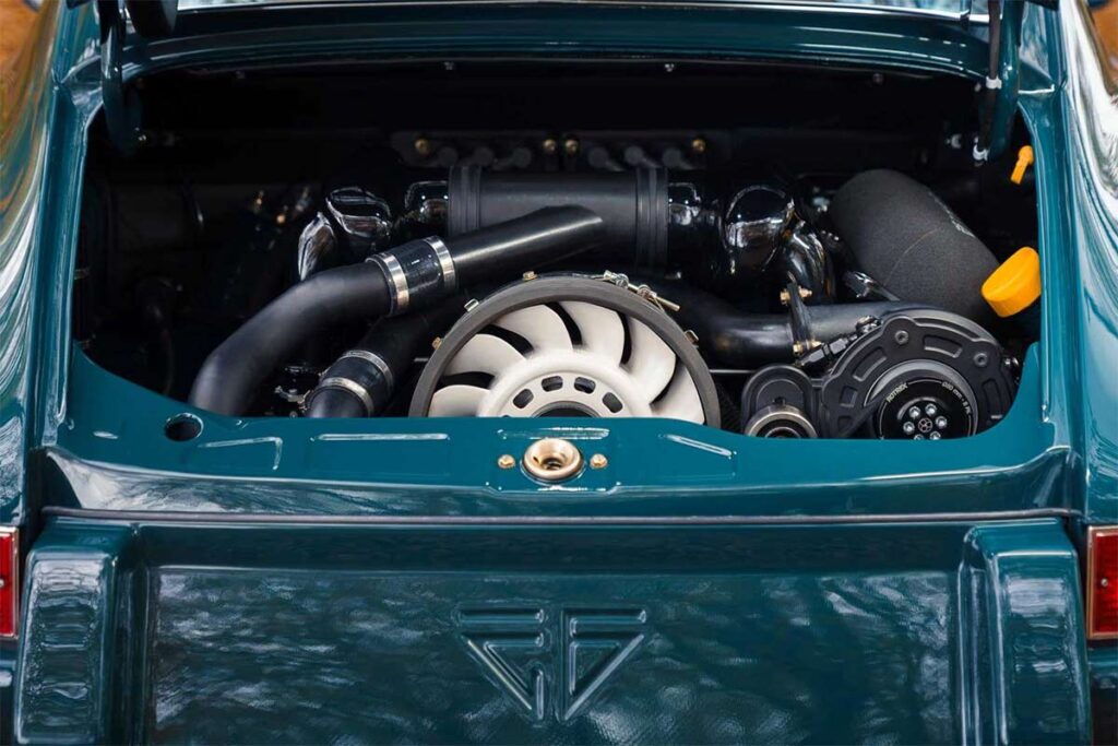 innenraum-motor-porsche-911-blau