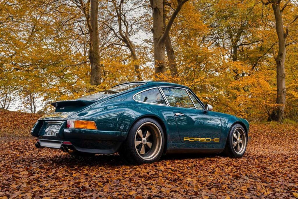 porsche-911-restomod-im-wald-blau-gelb