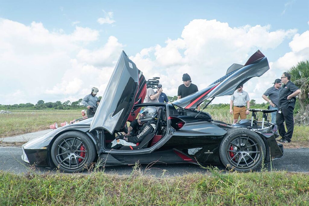 rennauto-seitenansicht-tueren-und-motorhaube-offen