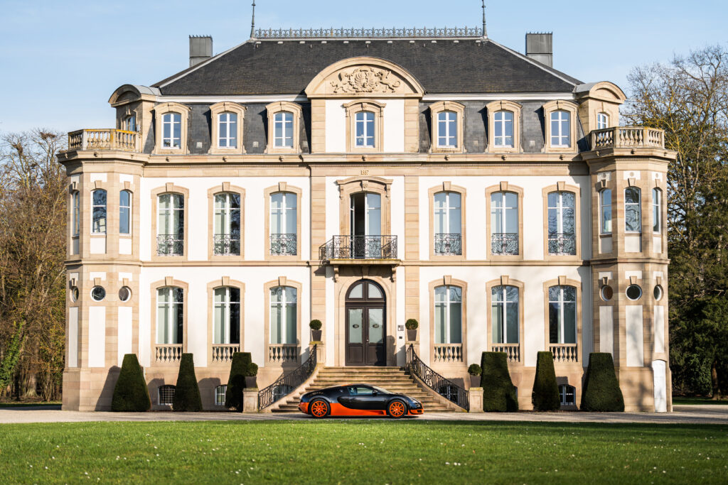 bugatti-veyron-seitenansicht-steht-vor-einem-schloss