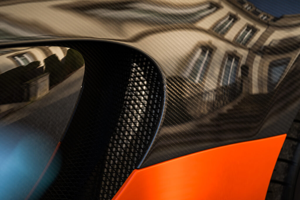 tuer-lufteinlaesse-schwarz-orange