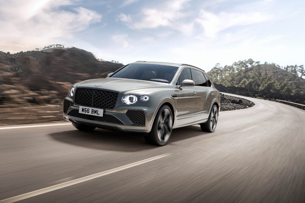 bentley-bentayga-faehrt-berghintergrund