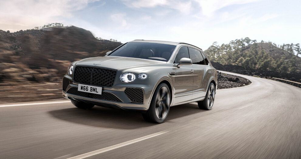 bentley-bentayga-faehrt-berghintergrund