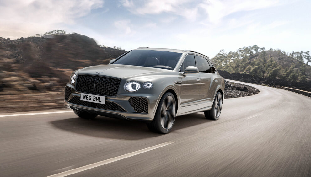 bentley-bentayga-faehrt-berghintergrund