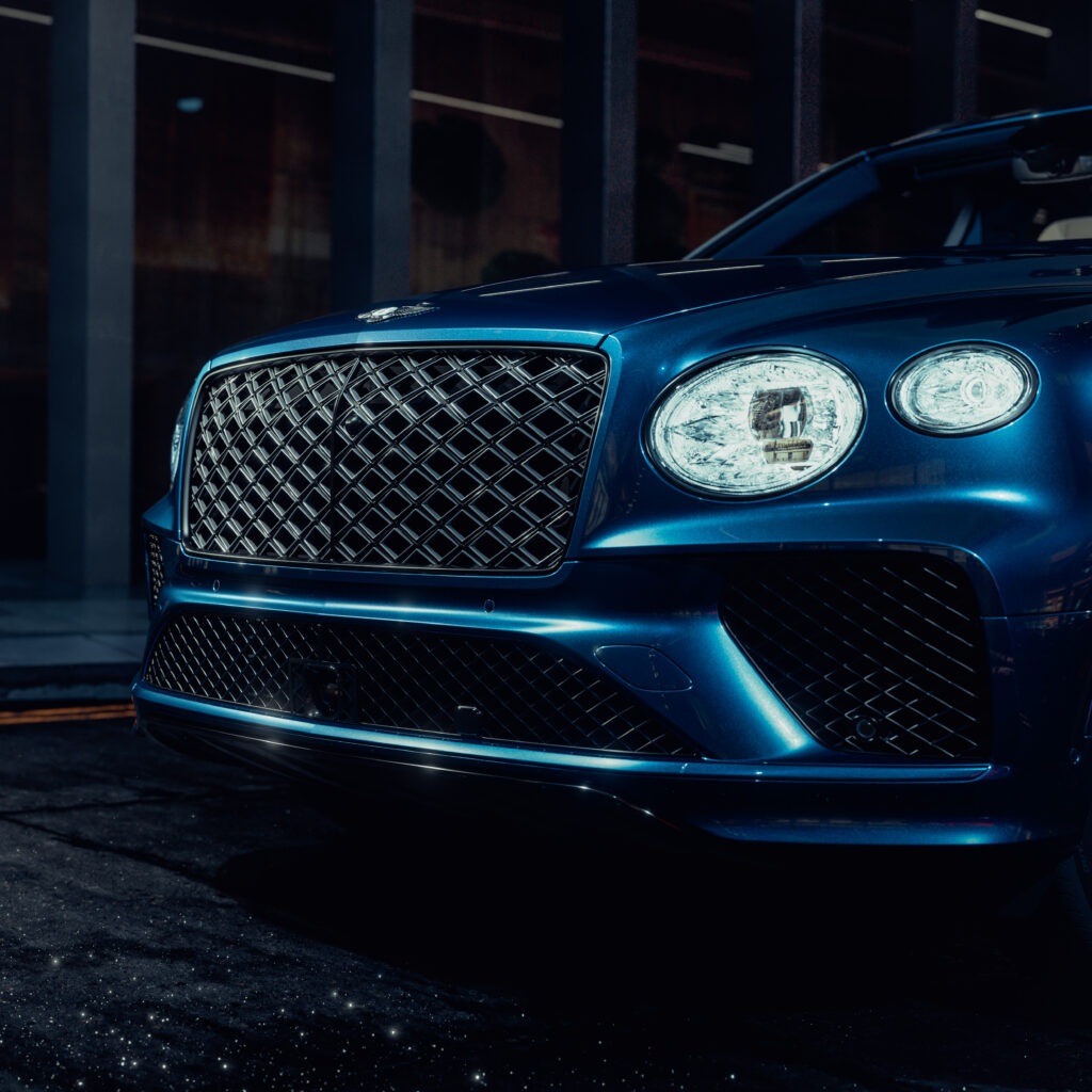 bentley-seitenansicht-von-vorne-blau-lichter