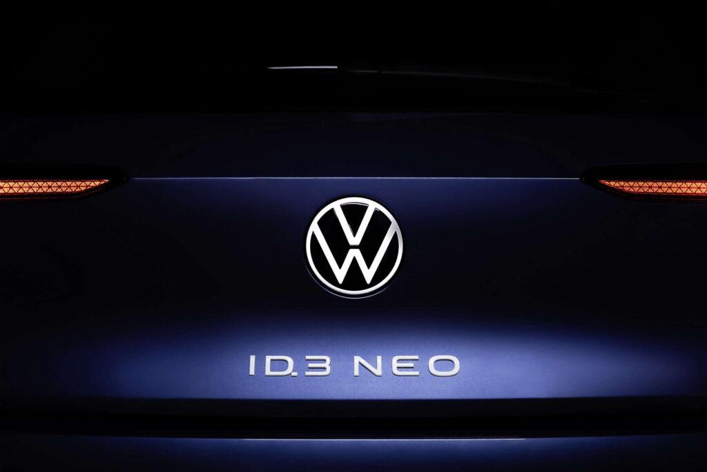 id3-neo-schriftzug-auf-heck-von-blauem-vw