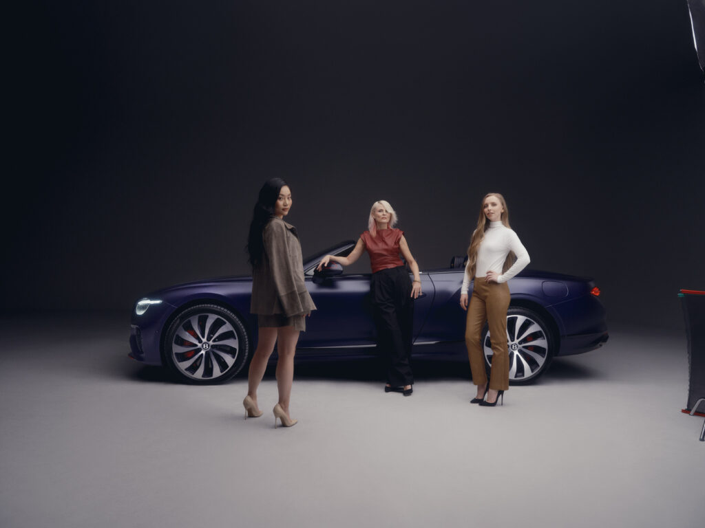 drei-frauen-stehen-vor-einem-blauen-bentley