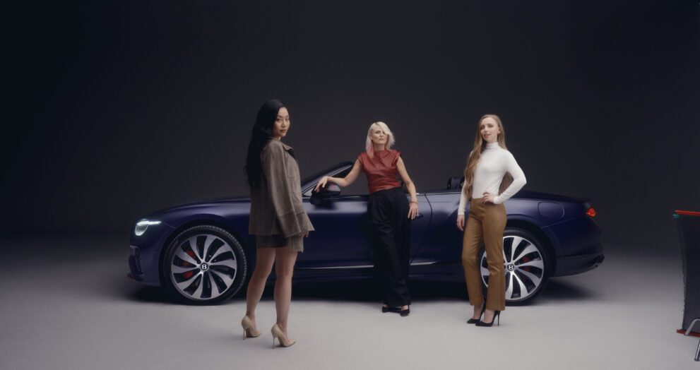 drei-frauen-stehen-vor-einem-blauen-bentley