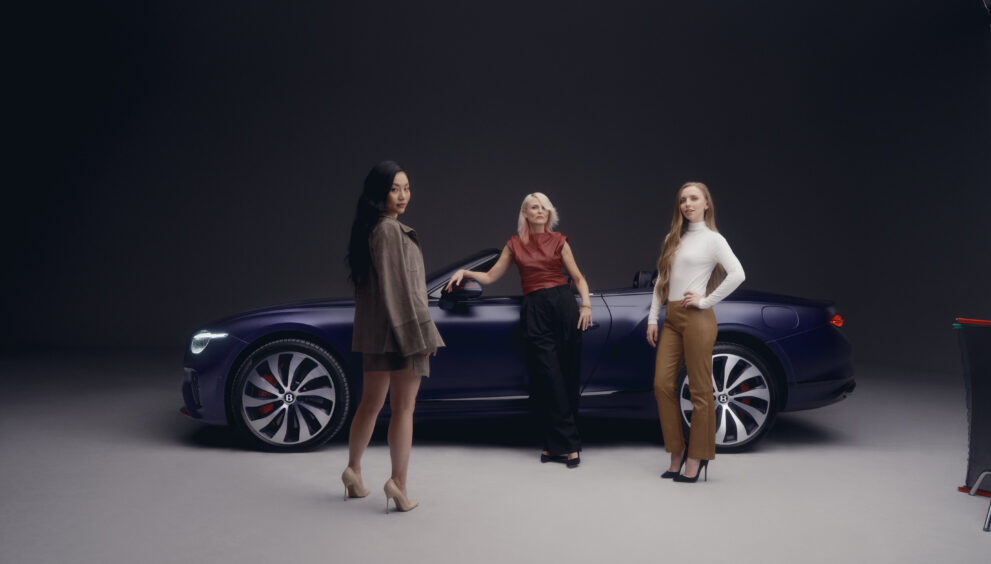 drei-frauen-stehen-vor-einem-blauen-bentley