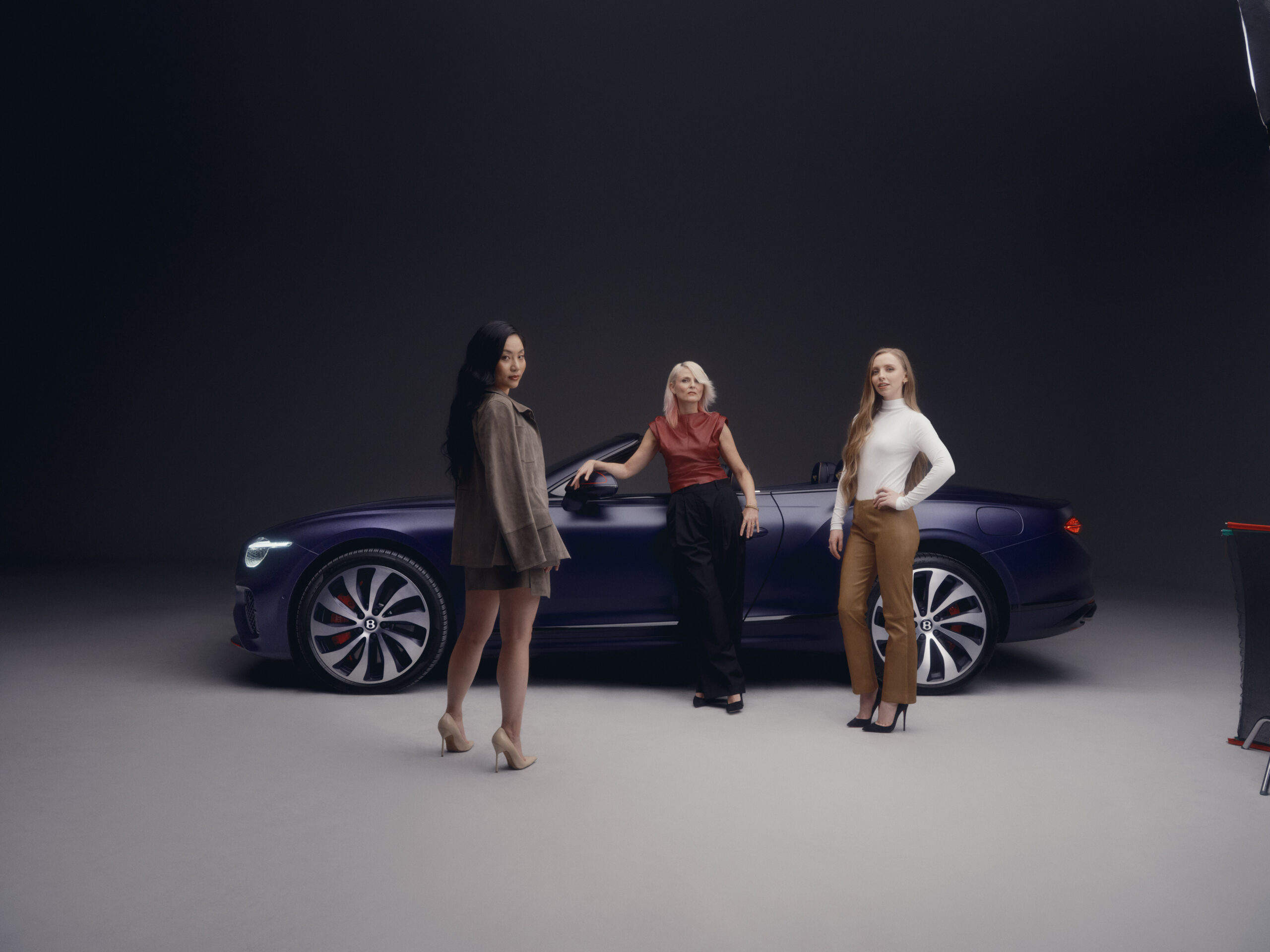 drei-frauen-stehen-vor-einem-blauen-bentley
