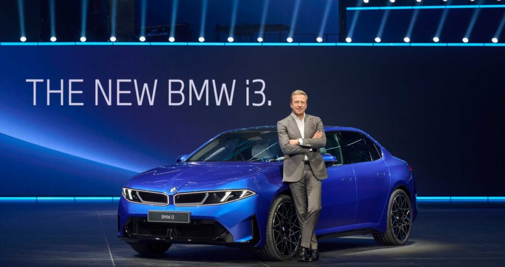mann-in-grauem-anzug-steht-vor-neuem-bmw-i3-blau