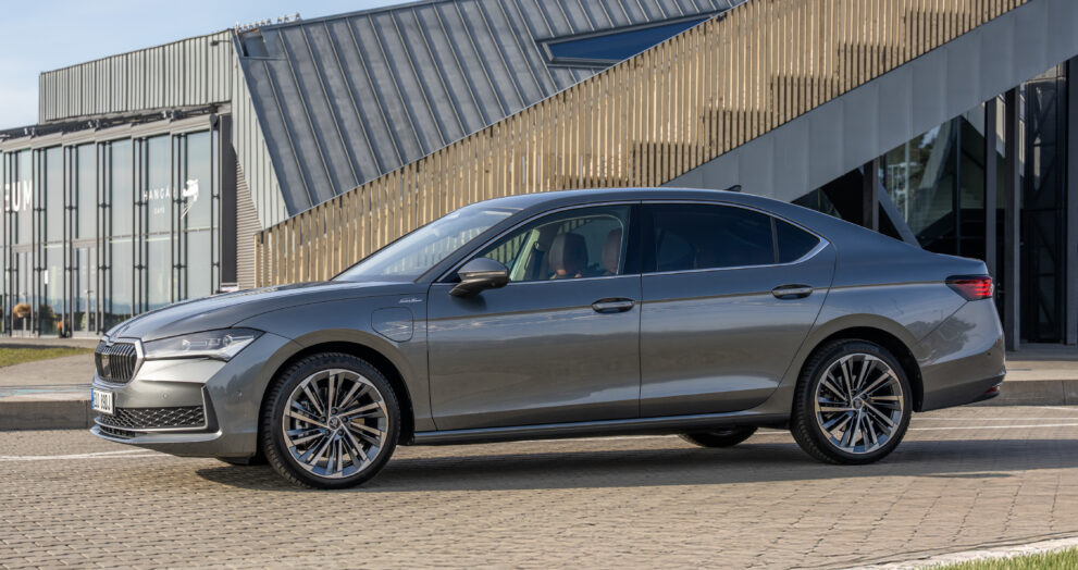 skoda-superb-grau-seitenansicht