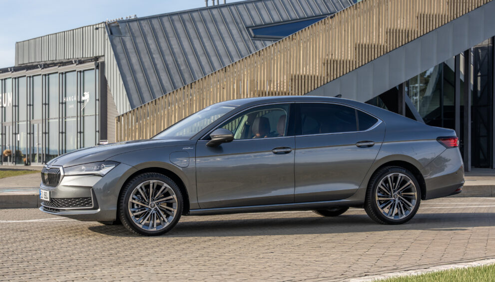 skoda-superb-grau-seitenansicht