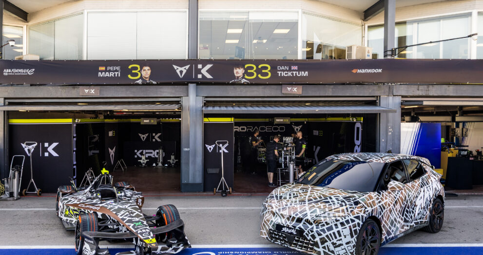 cupra-und-formel-e-stehen-nebeneinander