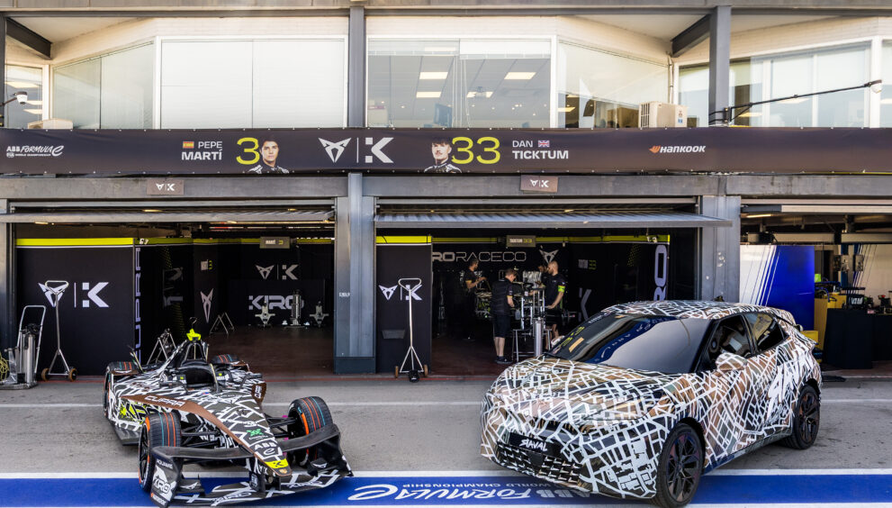 cupra-und-formel-e-stehen-nebeneinander