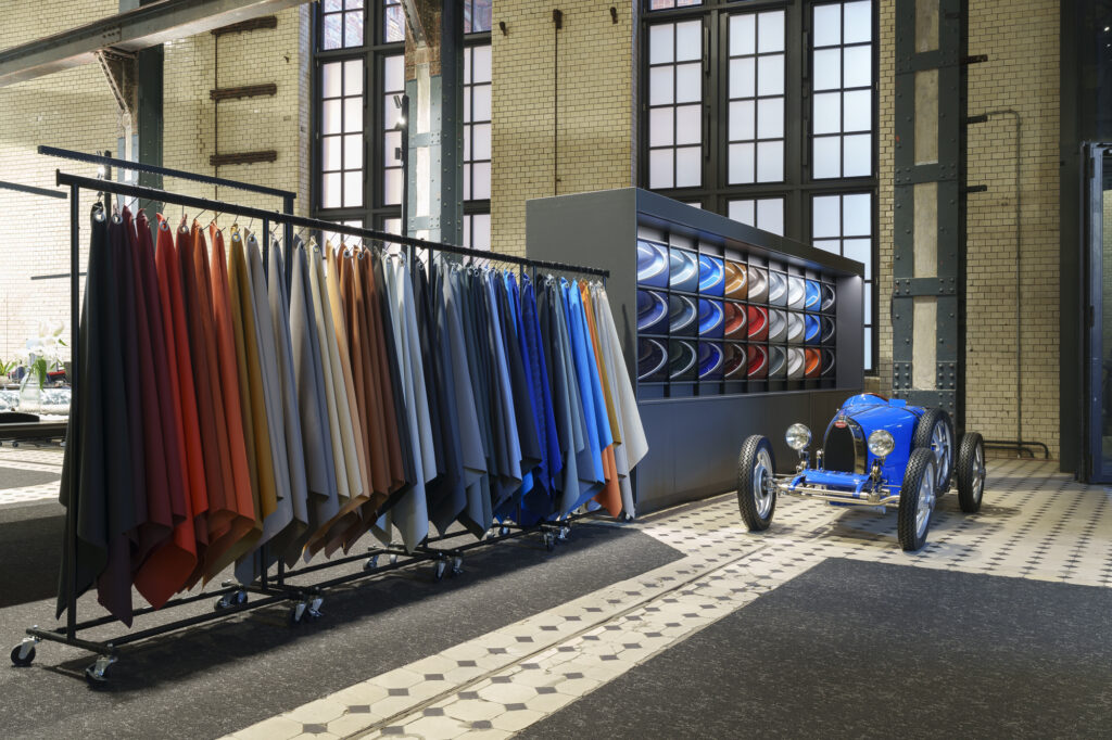 alter-bugatti-steht-neben-klamotten