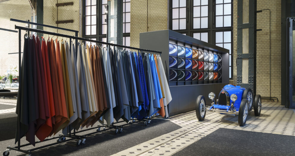 alter-bugatti-steht-neben-klamotten